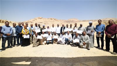 وزير السياحة يكرم مرممي مقبرتي أمنحتب وساموت تقديرًا لجهودهم في الترميم