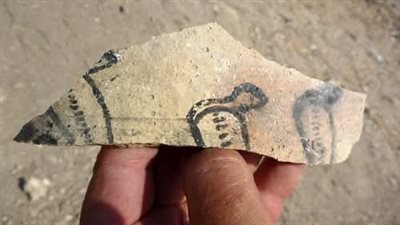 شظايا تحكي أسرار الماضي.. اكتشاف أجزاء من إناء فخاري ضخم مزين برسومات متعددة