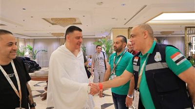 ماذا فعل رئيس بعثة حجاج الجمعيات الأهلية عقب وصوله إلى مكة المكرمة ؟