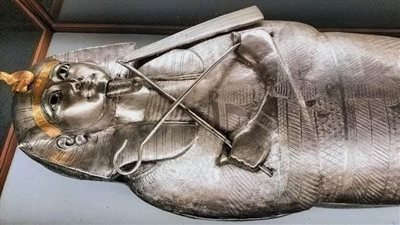 تابوت الملك الفضي لبسوسنس الأول.. تحفة ملكية تتحدى الزمن في قلب المتحف المصري