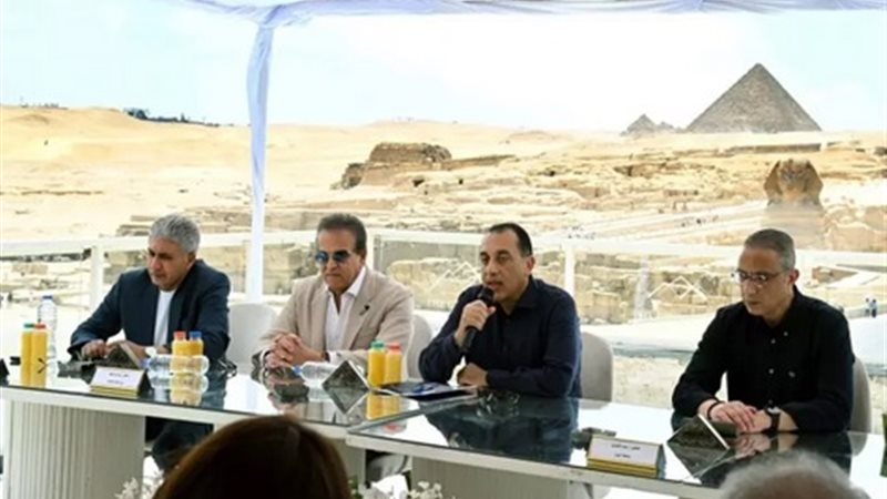 رئيس الوزراء يستمع لمطالب أهالي نزلة السمان
