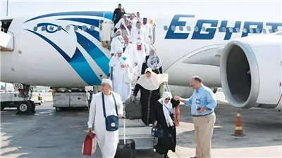 وسط إشادة بالخدمات.. جسر جوي لنقل 898 من حجاج القرعة إلى أرض الوطن اليوم