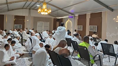 حجاج السياحة يستعدون للنفرة من عرفات إلى مزدلفة بنهاية يوم عرفة