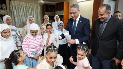 محافظ الجيزة يشارك فتيات مؤسسة الرعاية الاجتماعية للبنات بإمبابة فرحة العيد