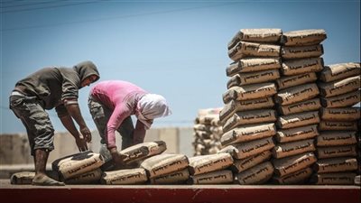 رسوم 35 جنيها على كل طن أسمنت.. والضرائب تلزم المصانع بالتوريد