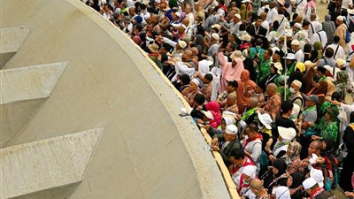 الحجاج يرمون الجمرات الثلاث في أول أيام التشريق