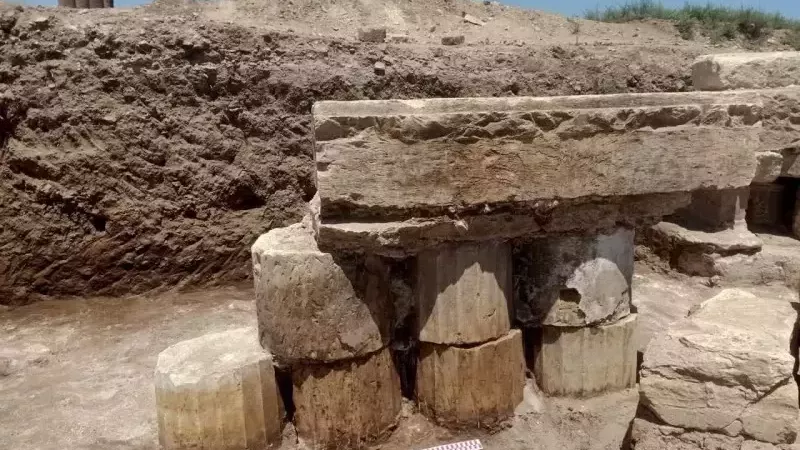 كنوز تحت الرمال في
