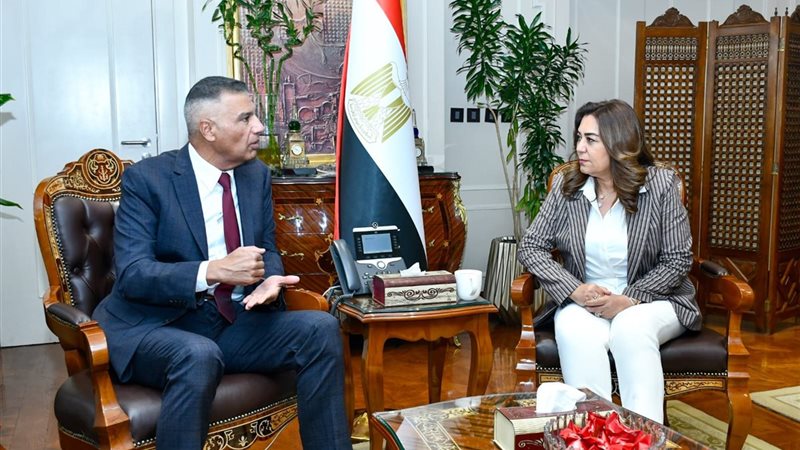 اجتماع الدكتورة منال