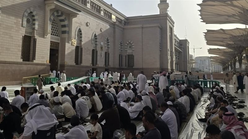 المصليين فى المسجد النبوى