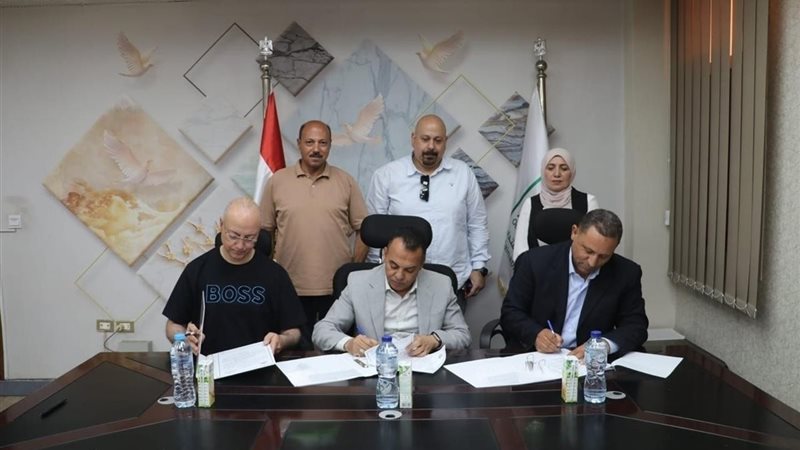 أثناء توقيع بروتوكول