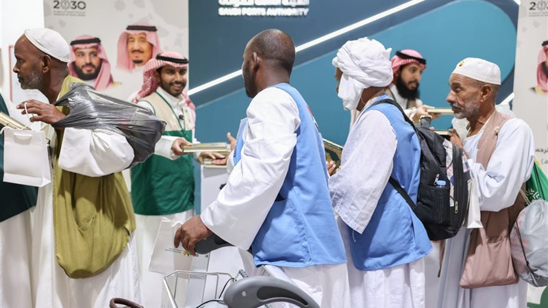 توزيع هدايا خادم الحرمين على الحجاج المغادرين 