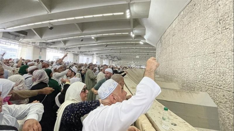 الحجاج يرمون الجمرات