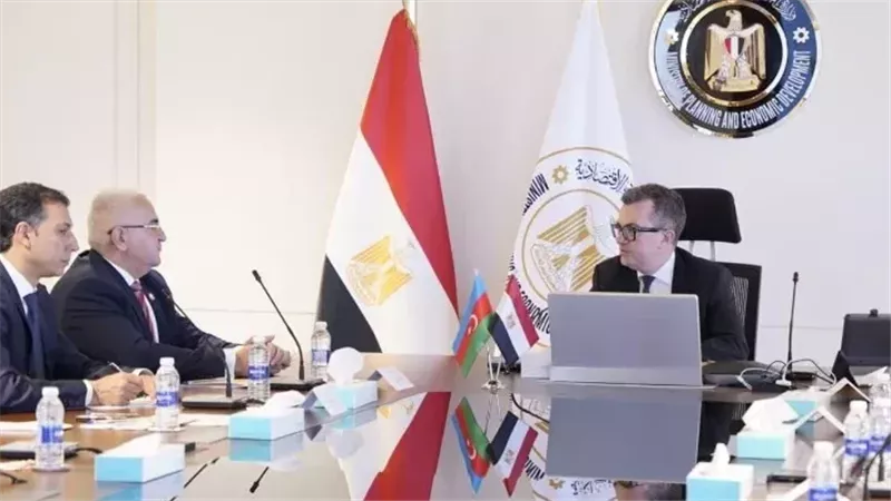 وزير التخطيط مع سفير