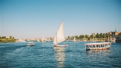 في وقت تفرض أوروبا غرامات على الشواطئ، كيف تحولت مصر إلى الملاذ المفضل للسياح؟