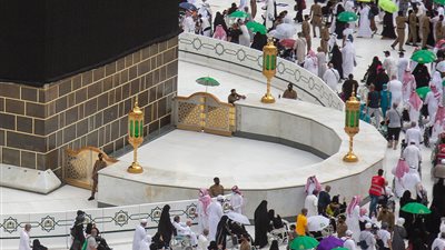 رجال ونساء.. مواعيد دخول حجر إسماعيل بالكعبة المشرفة