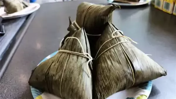 لف الطعام الصينى بالأوراق 