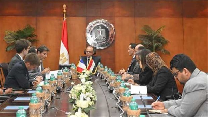  وزير الاستثمار مع السفير الفرنسي