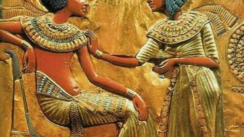 الملك رمسيس الثاني بصحبة الملكة نفرتاري 