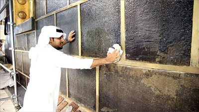 بأعلى معايير الإتقان، تفاصيل صناعة أدوات غسل الكعبة المشرفة