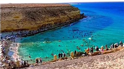 سحر الطبيعة الذي يخطف الأنظار، قصة شاطئ مصري استمد اسمه من شدة العجب