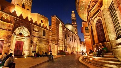 من المعز إلى ممشى أهل مصر.. جدول سياحي مثالي لقضاء ليلة ساحرة في قلب القاهرة