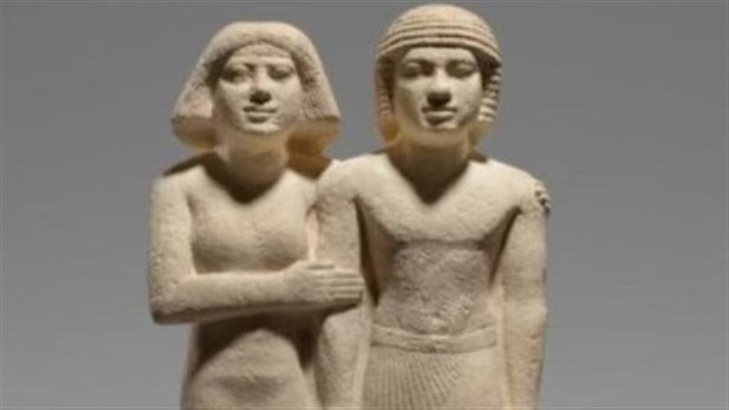 تمثال مصري لزوجين بمزاد لندن