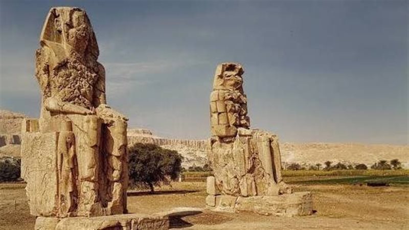 تماثيل ممنون العملاقة 