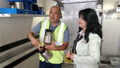 رئيس مصر للطيران  تتفقد مواقع العمل وتتابع تجهيز وجبات الطائرات ميدانيًا