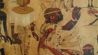 حين انحنى أمير كوش أمام توت عنخ آمون... جدار أثري يروي القصة 
