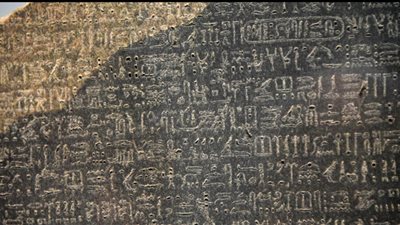 حجر رشيد القطعة التي تكشف الحضارة المصرية القديمة، تعرف علي أسراره 