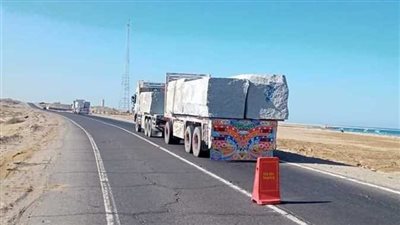أزمة على طرق البحر الأحمر، شاحنات الرخام تهدد حافلات السياحة.. تفاصيل