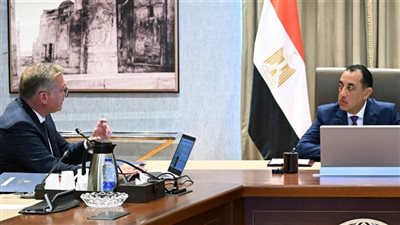 رئيس الوزراء يتابع مع وزير البترول عدداً من ملفات العمل
