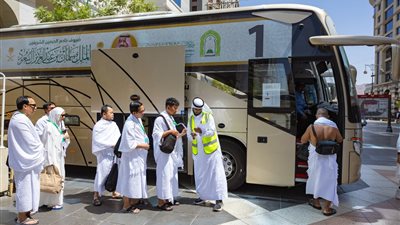 ضيوف خادم الحرمين للعمرة يغادرون المدينة إلى مكة لأداء مناسك العمرة