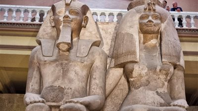 سر يخفيه المتحف المصري بالتحرير منذ افتتاحه.. كيف دخل هذا التمثال العملاق؟