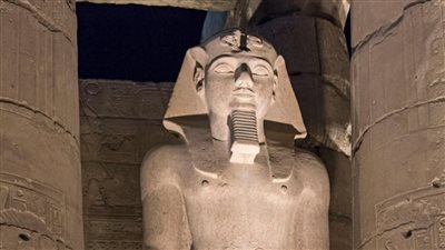 تماثيل تتحدث بلغة السلطة، لماذا جلس بعض الفراعنة ووقف آخرون في الفن المصري؟