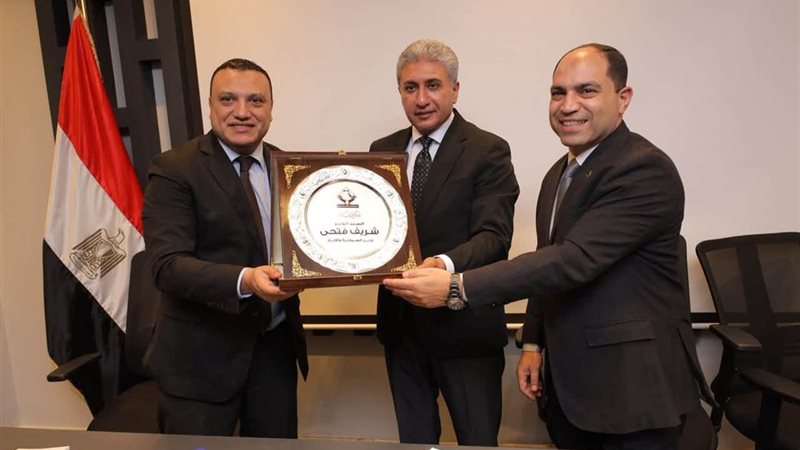 وزير السياحة والاثار