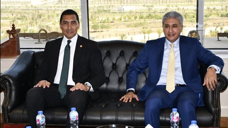 وزير السياحة مع وزير