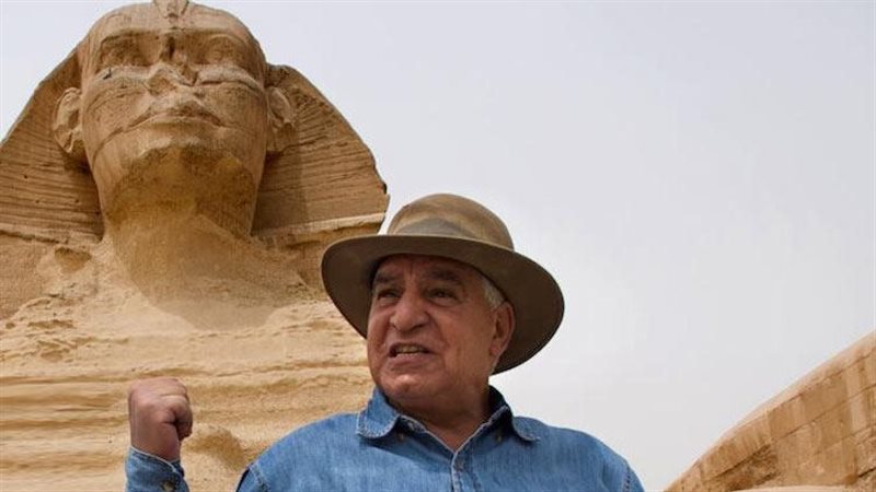 الدكتور زاهي حواس عالم المصريات 