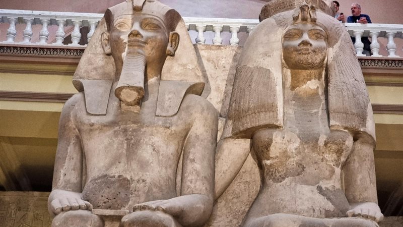 تمثال أمنحتب الثالث والملكة تي شاهدًا على عبقريتين