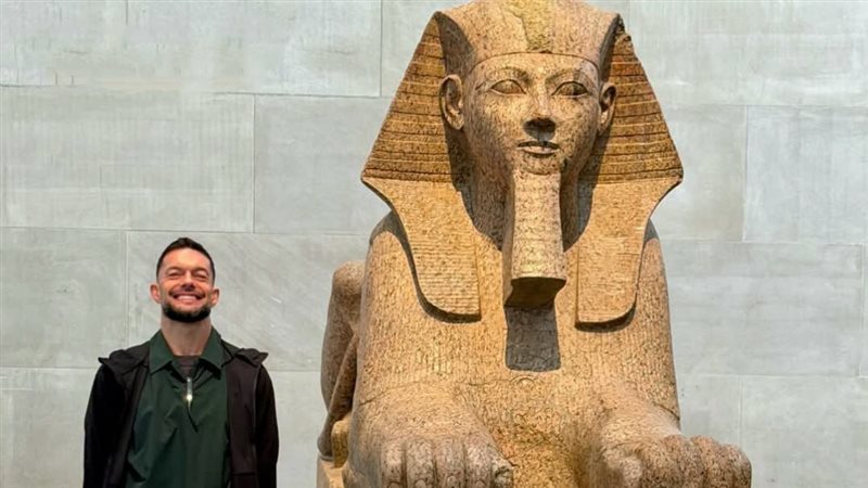 فين بالور نجم WWE يحتفي بالحضارة المصرية بصور من متحف المترو