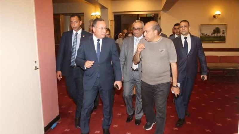 الدكتور عبد العزيز