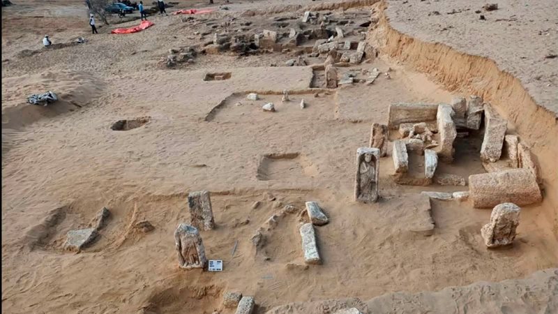 اكتشاف أثري ضخم بدمياط.. شواهد قبور وتوابيت وتمائم تكشف أسرا