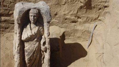 ننشر صورة جديدة لأحد شواهد القبور المكتشفة في تل الدير بدمياط (خاص)