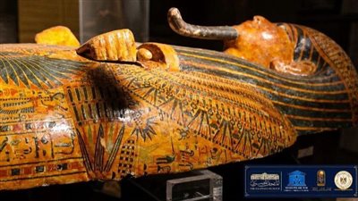 تحفة من الخشب والألوان.. تابوت أثري بالمتحف المصري يكشف أسرار الحياة الأبدية