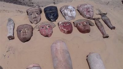 كنوز خرجت من باطن سقارة.. أقنعة ملونة وأوشابتي وأوانٍ كانوبية تكشف أسرار