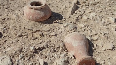 من قلب رمال البر الغربي.. اللقطات الأولى لأوانٍ فخارية عمرها آلاف السنين (خاص)