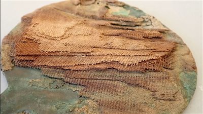 مرآة أثرية عمرها آلاف السنين.. اكتشاف نادر للبعثة الإسبانية بمقبرة جحوتي| خاص