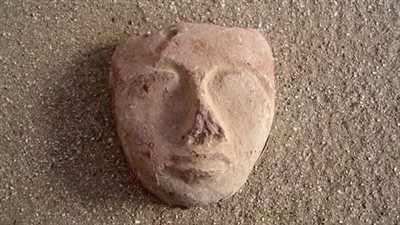 وجه طيني صغير يفتح بابًا غامضًا على أسرار الماضي.. قطعة أثرية تحير الباحثين