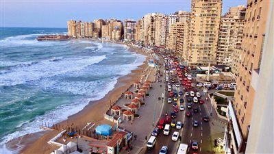 كورنيش الإسكندرية يستعيد رونقه.. 