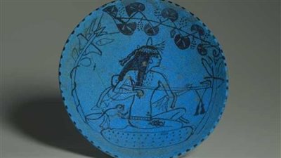 طبق من عصر أمنحتب الثالث.. قطعة من الفيانس تكشف براعة المصري القديم
